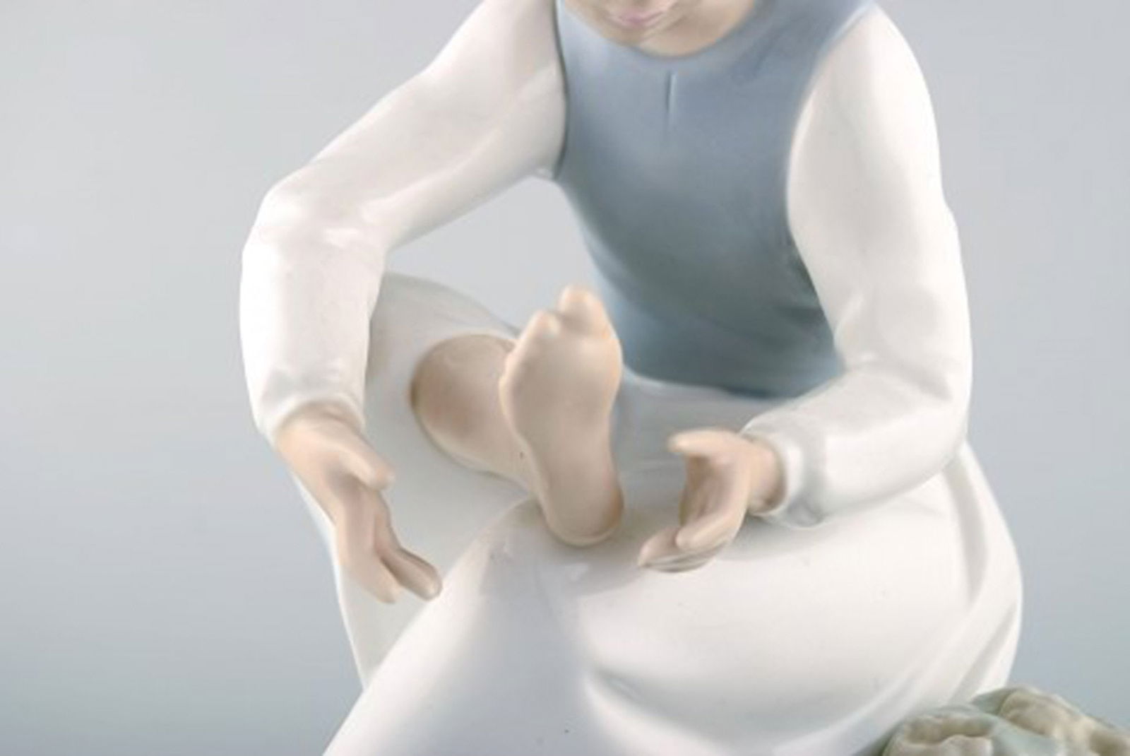 Lladro and Nao, Spain. Four porcelain figurines of children. 1980 / 90's. - 9