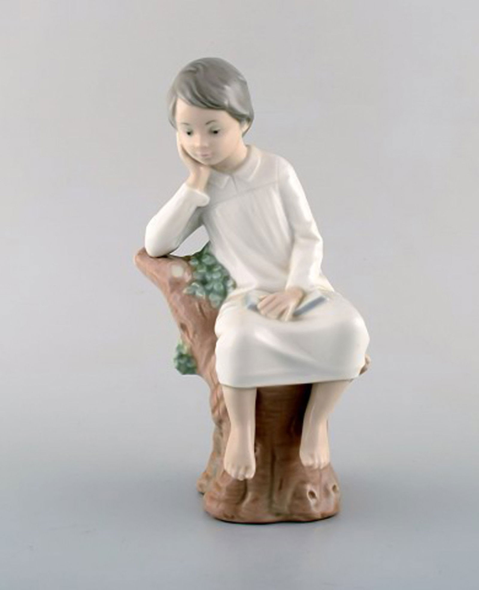 Lladro, Nao and Zaphir, Spain. Five porcelain figurines of children. 1980 / 90's. - 4