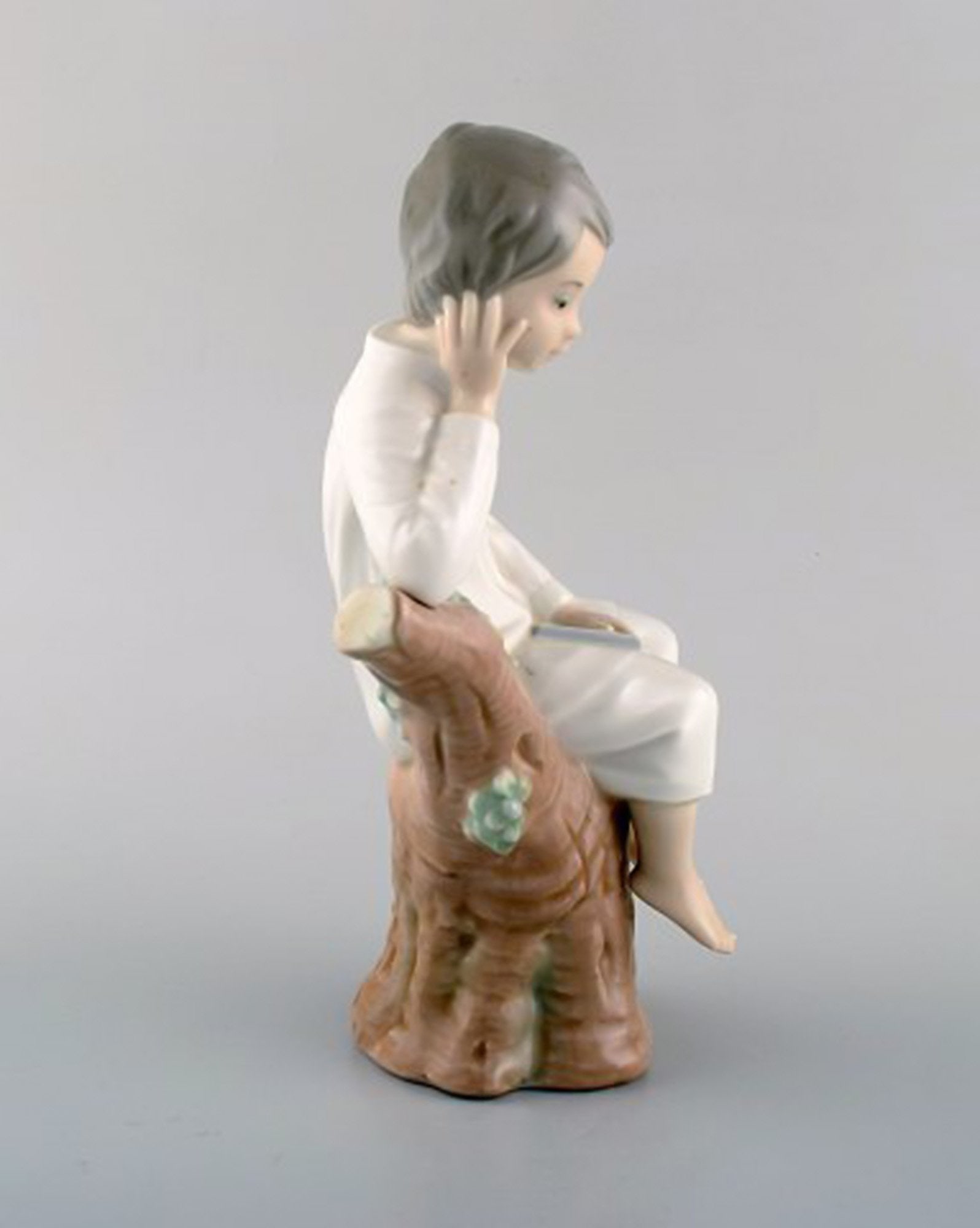 Lladro, Nao and Zaphir, Spain. Five porcelain figurines of children. 1980 / 90's. - 5
