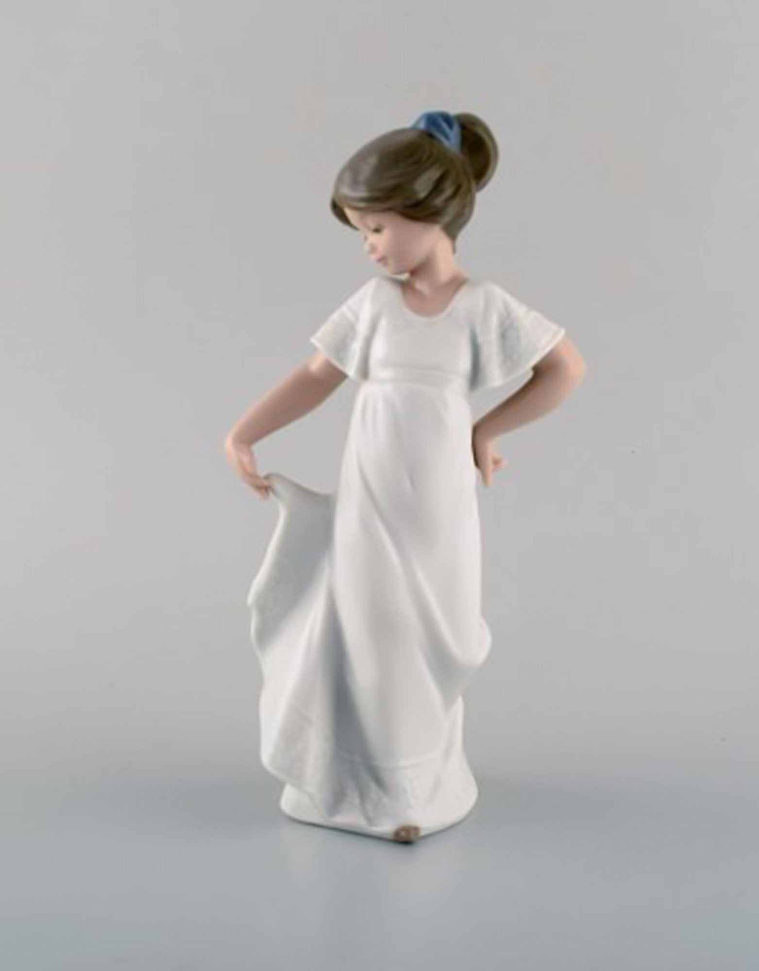 Lladro, Nao and Rex, Spain. Four porcelain figurines of young girls. 1970/80's. - 2