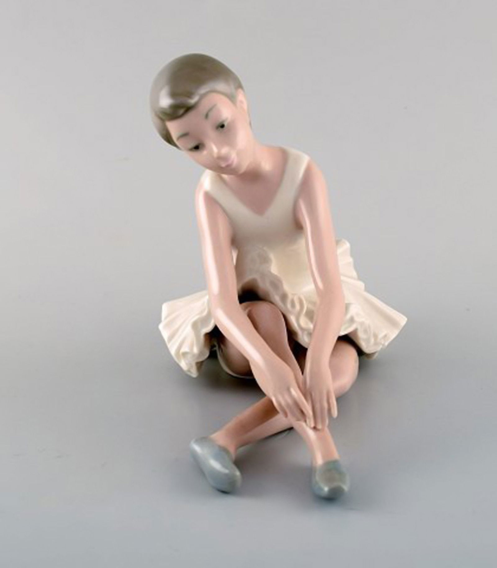 Lladro, Nao and Rex, Spain. Four porcelain figurines of young girls. 1970/80's. - 5