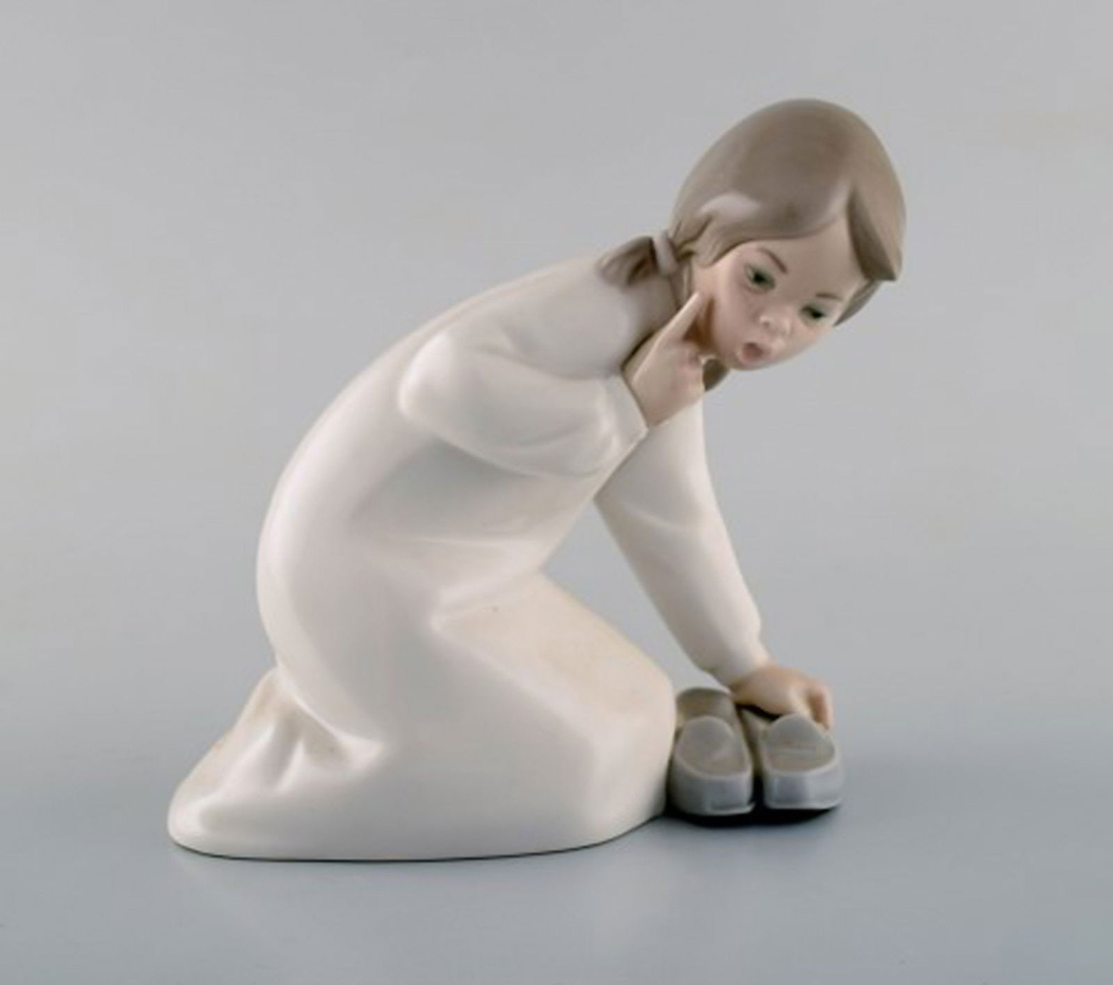 Lladro, Nao and Rex, Spain. Four porcelain figurines of young girls. 1970/80's. - 8
