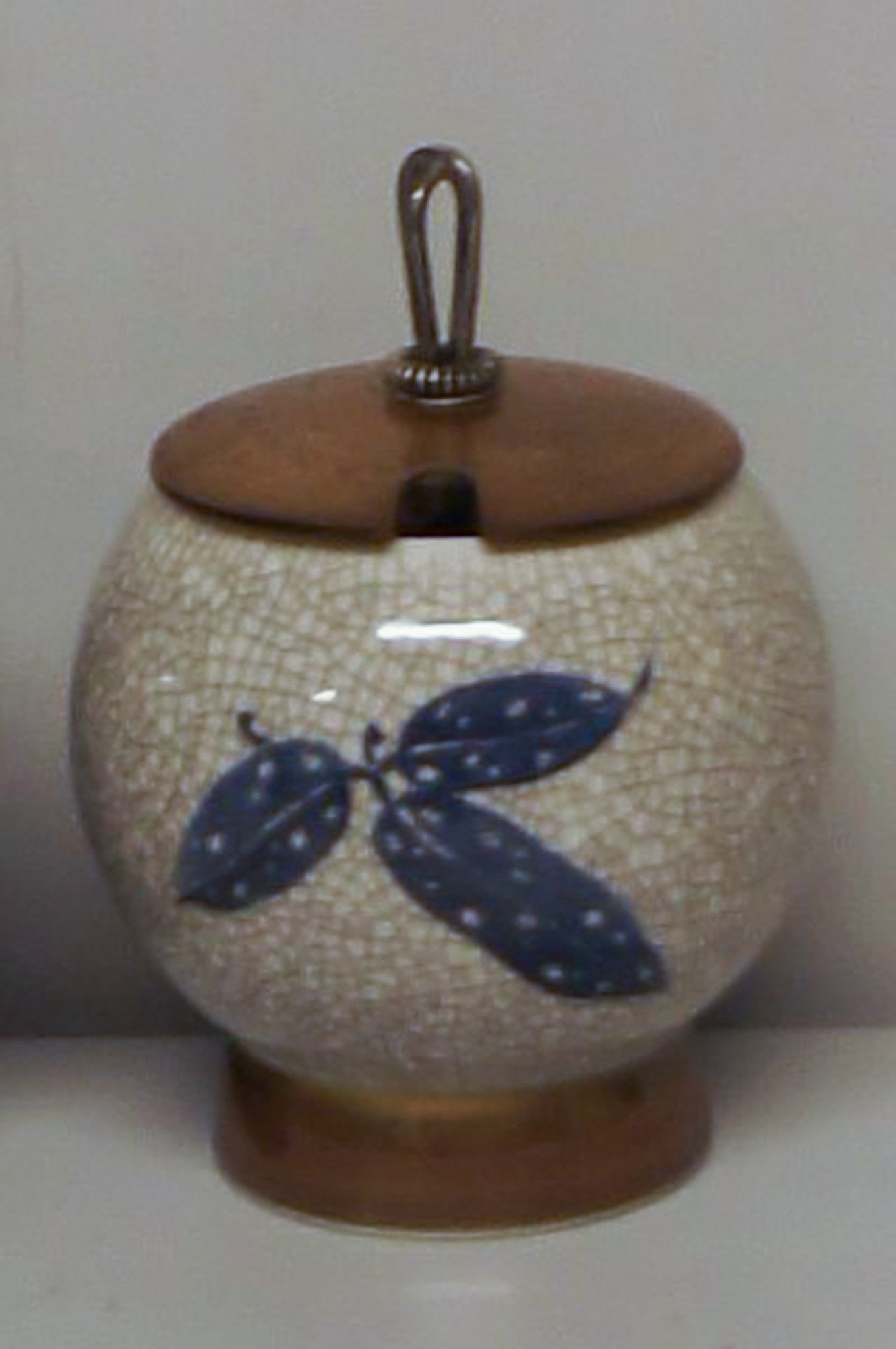 A pair of Art Deco B & G (Bing & Grondahl) Craquelé vases with lids in wood and silver. - 2