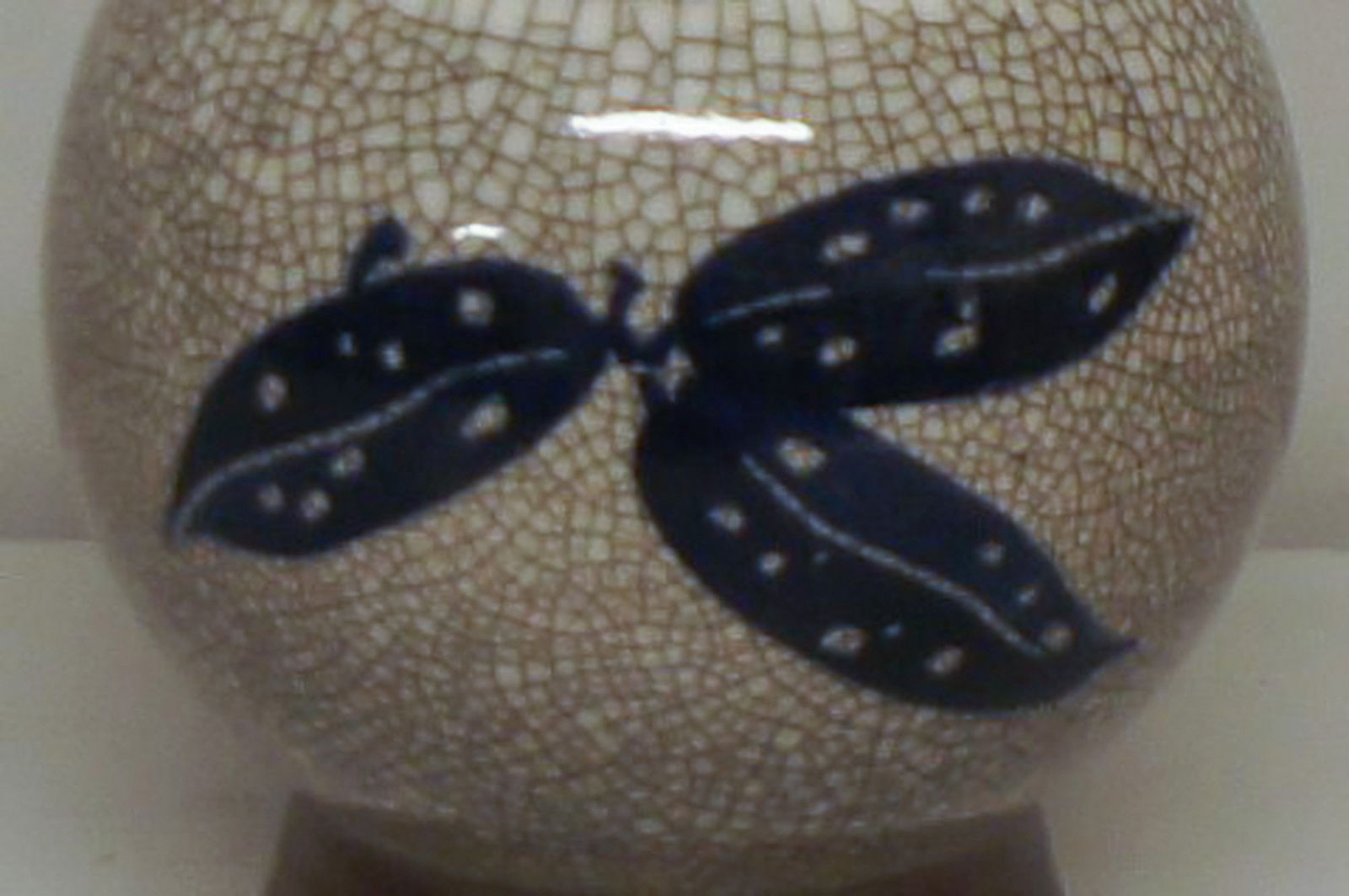 A pair of Art Deco B & G (Bing & Grondahl) Craquelé vases with lids in wood and silver. - 4