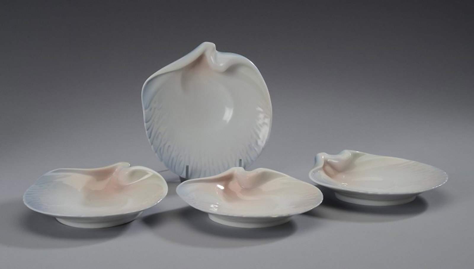Bing & Grondahl, Art Nouveau trays in porcelain in the form of seashells. 3 pcs. in stock.: Title: Bing & Grondahl, Art Nouveau trays in porcelain in the form of seashells. 3 pcs. in stock. Description: Bing & Grondahl, 3 Art Nouveau trays in porcelain in the form of seashells, text modeled