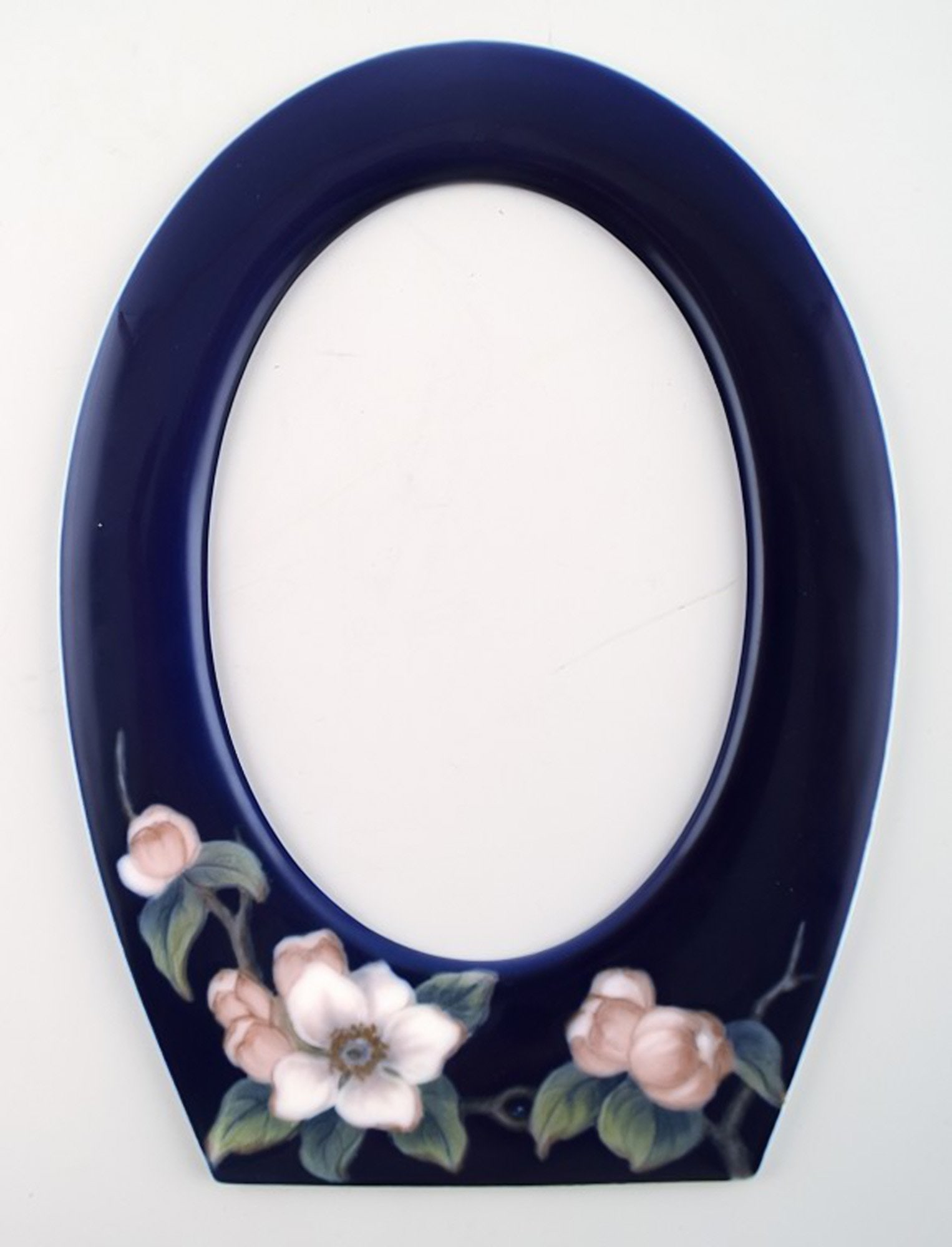 Rare Bing & Grondahl porcelain, B&G art nouveau picture frame.: Title: Rare Bing & Grondahl porcelain, B&G art nouveau picture frame. Description: Rare Bing & Grondahl porcelain, B&G art nouveau picture frame. Measures 14.5 x 19.5 cm. 1920/30s. In good condition,