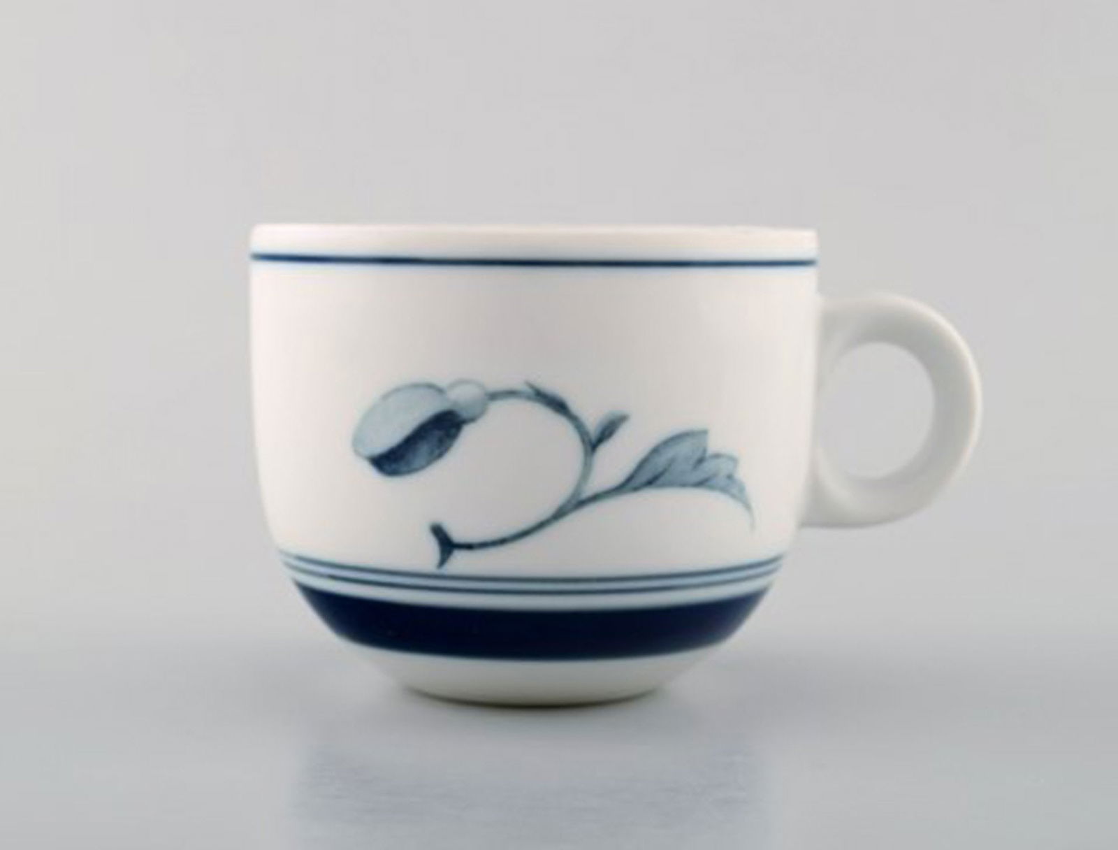 B&G, Bing & Grondahl. Corinth coffee cup in hand painted porcelain with saucer. Set of 4. Model - 3