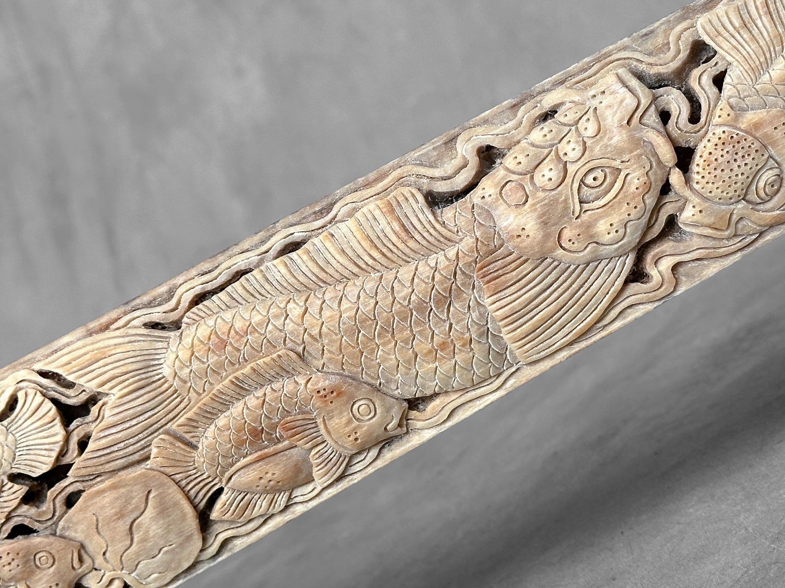 Wonderful large carved swordfish tusk - Japanese koi motif - 4