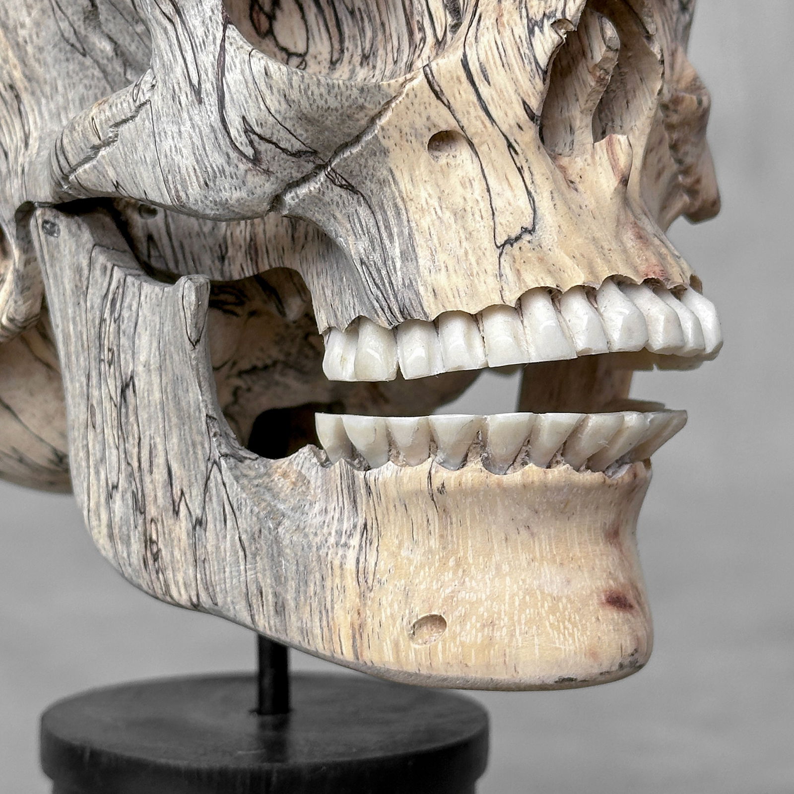 Wonderful human skull with a beautiful grain on a custom stand - 10