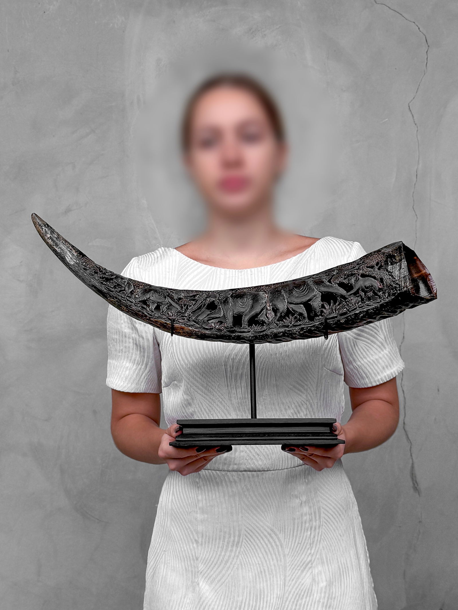 Finely engraved large waterbuffalo horn - Elephants motif - 2