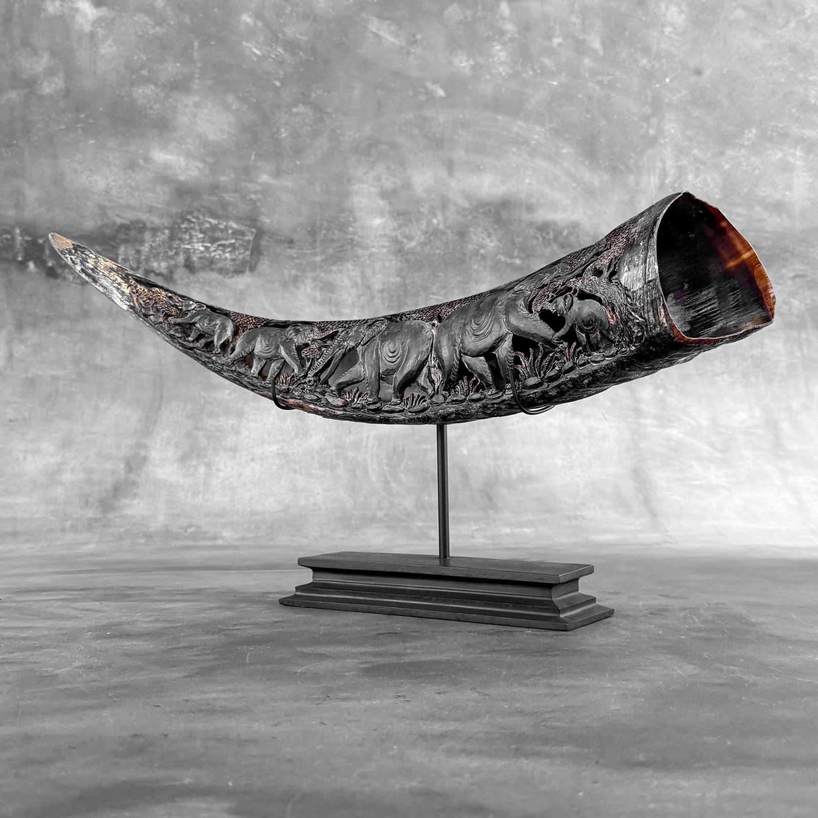 Finely engraved large waterbuffalo horn - Elephants motif - 3