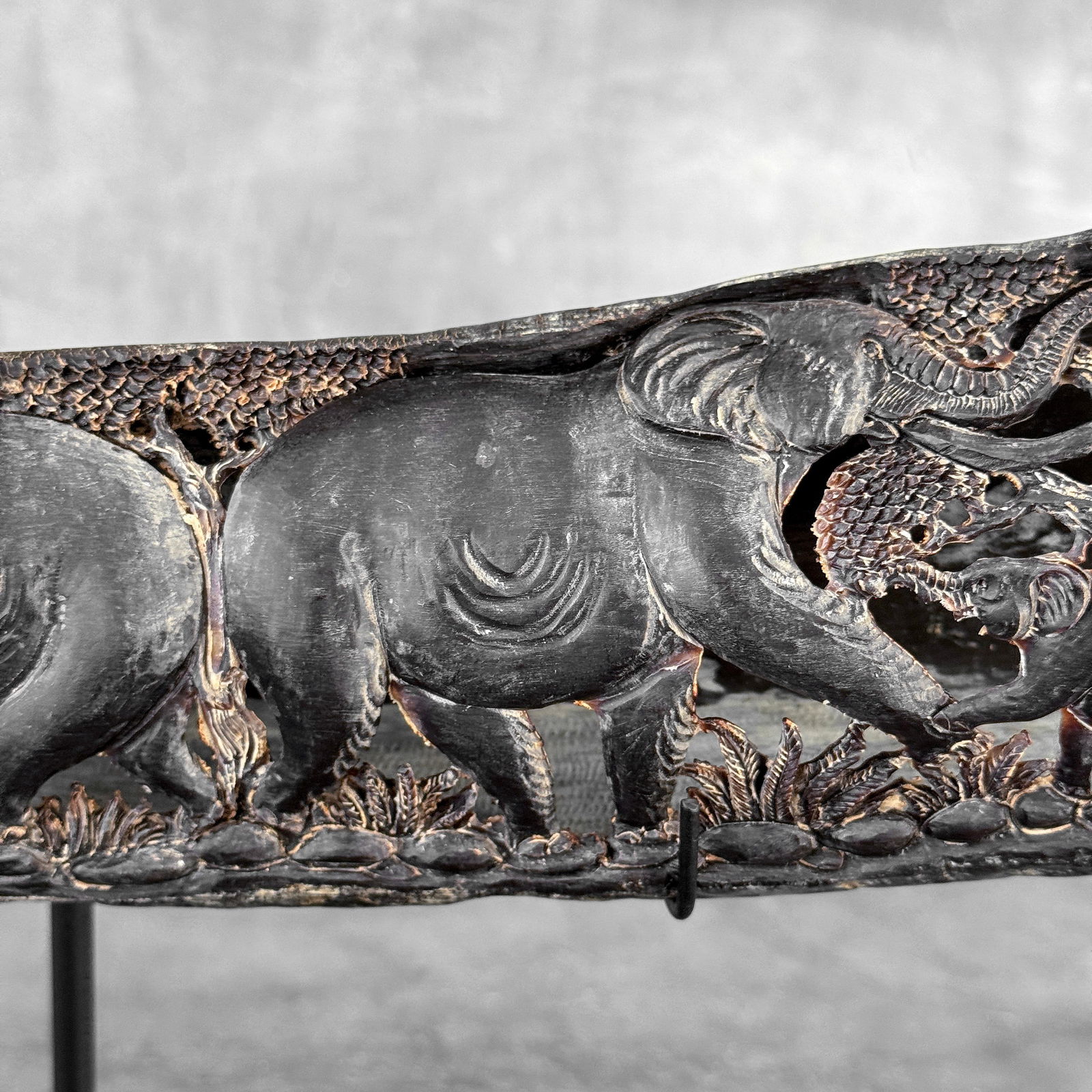 Finely engraved large waterbuffalo horn - Elephants motif - 6