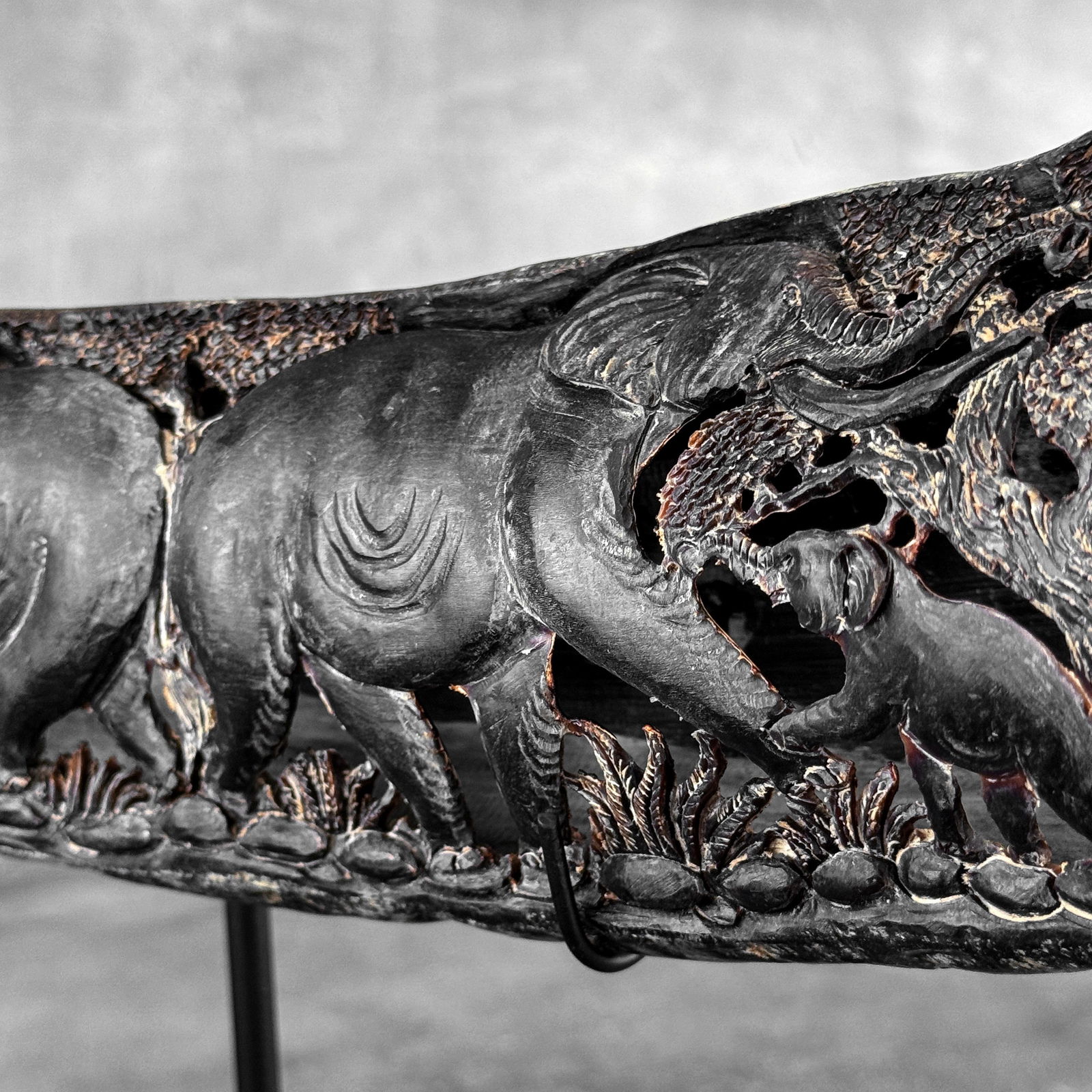 Finely engraved large waterbuffalo horn - Elephants motif - 7
