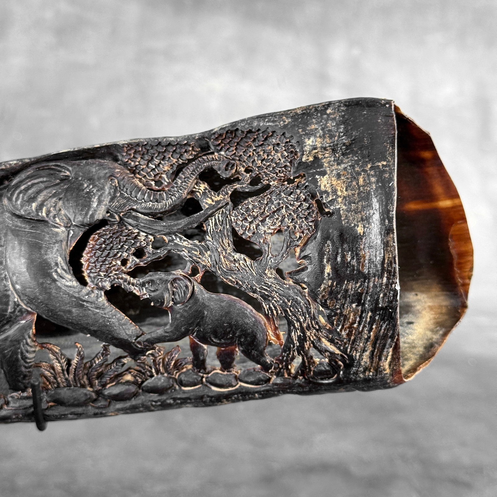 Finely engraved large waterbuffalo horn - Elephants motif - 8