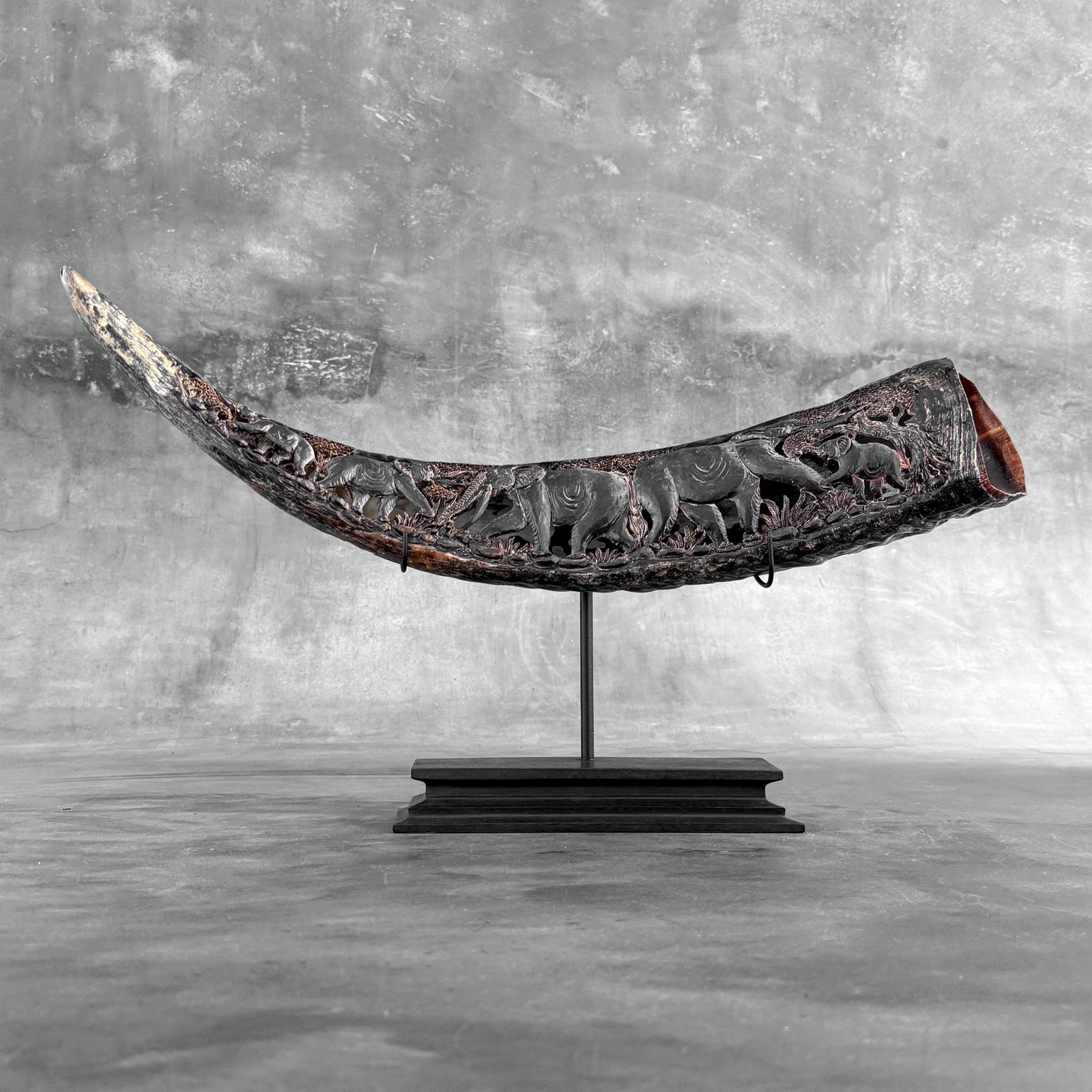 Finely engraved large waterbuffalo horn - Elephants motif - 9