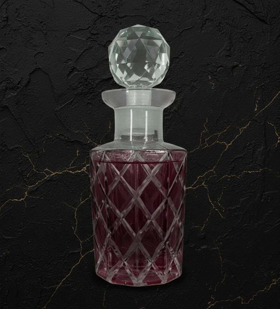 Burgundy Cut Glass Art Deco Perfume Bottle with Faceted Stopper Vintage: Title:Burgundy Cut Glass Art Deco Perfume Bottle with Faceted Stopper VintageDescription:A beautiful vintage perfume bottle from the Art Deco era, crafted from burgundy cut glass. This piece measures