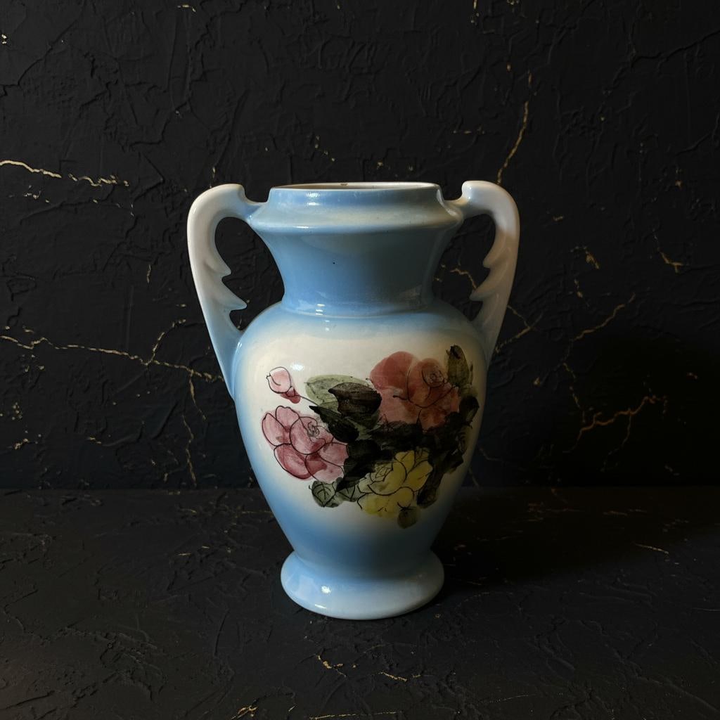 Vintage Blue Floral Vase with Double Handles: Title:Vintage Blue Floral Vase with Double HandlesDescription:Discover this charming vintage vase, a lovely decorative piece for any home. This item features a striking blue color complemented by a