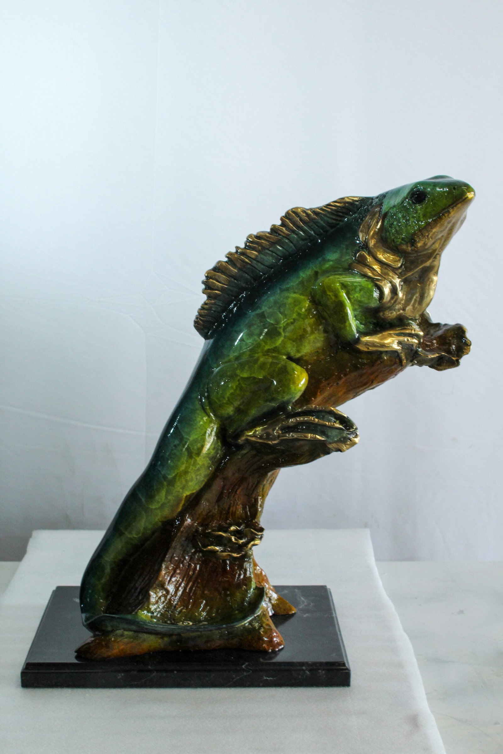 Bronze Iguana Statue -Vibrant Indoor/Outdoor Wildlife Sculpture, Wax Casting with Green & Gold - 11