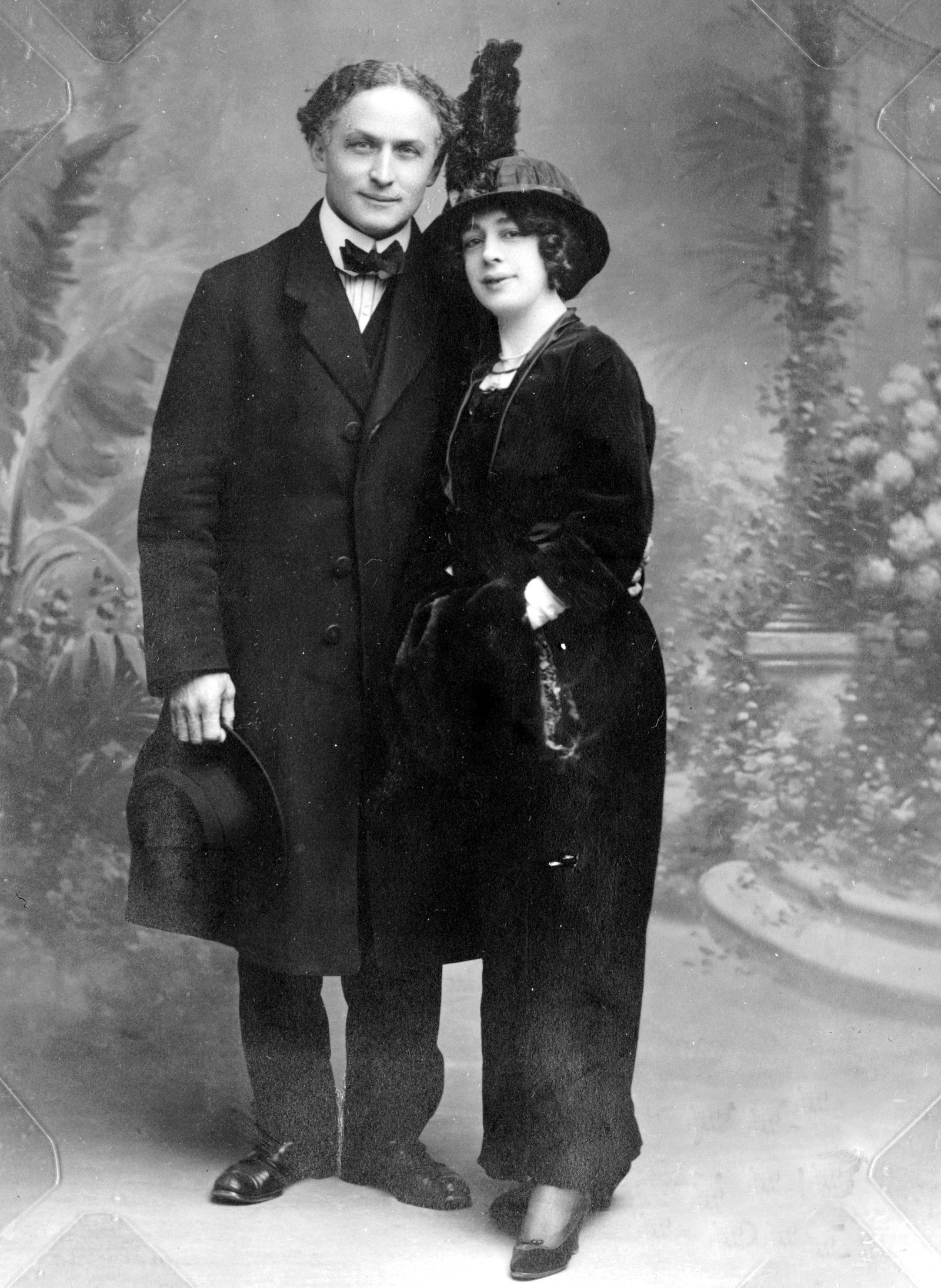 1913, HOUDINI WATER TORTURE CELL: Title: 1913, HOUDINI WATER TORTURE CELL Artist/Source: MCMANUS YOUNG Original Date: SEE TITLE Dimensions: 8X10 Description: || UNITED STATES SHIPPING ONLY! || This lot is a Dye Based Photolithograph