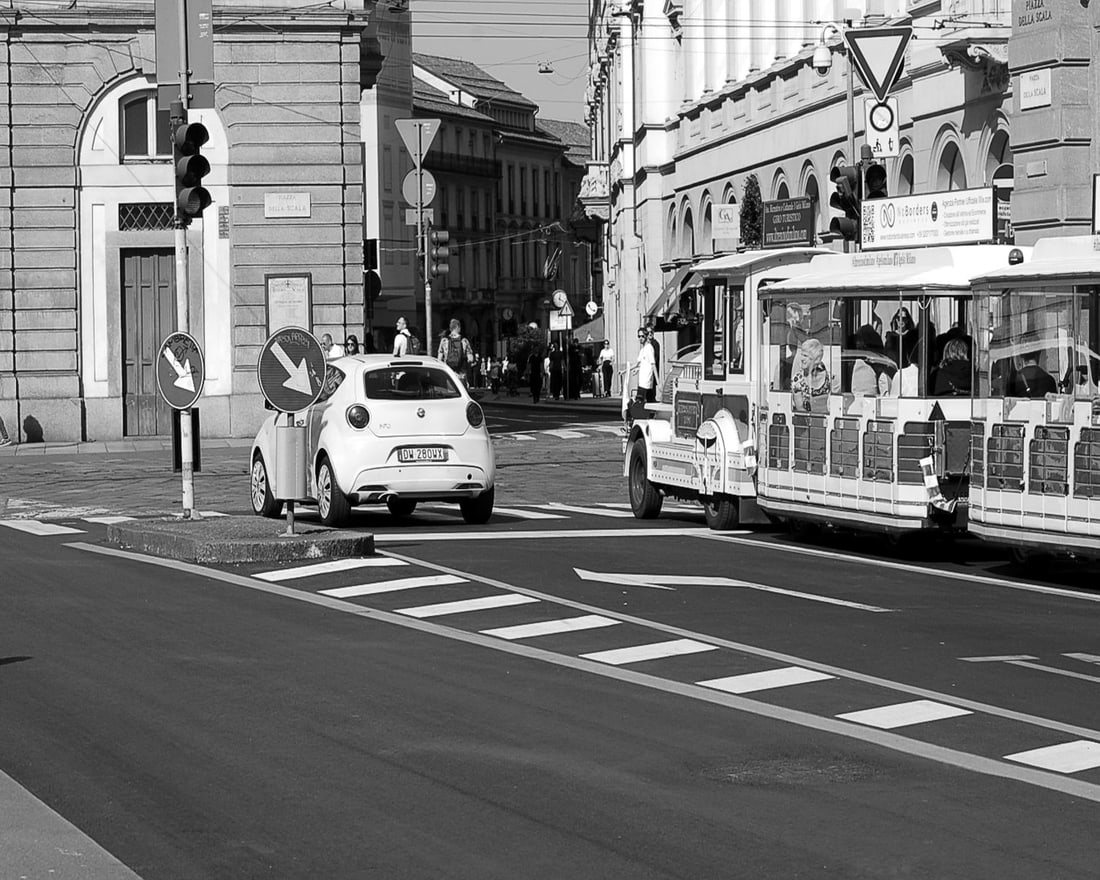 PIAZZA DELLA SCALA_MILAN ITALY_8x10: Title: PIAZZA DELLA SCALA_MILAN ITALY_8x10 Artist/Source: EUROCONTEMPO PUBLISHING Original Date: UNKNOWN Dimensions: 8X10" Description: || UNITED STATES SHIPPING ONLY! || This lot is a Dye Based