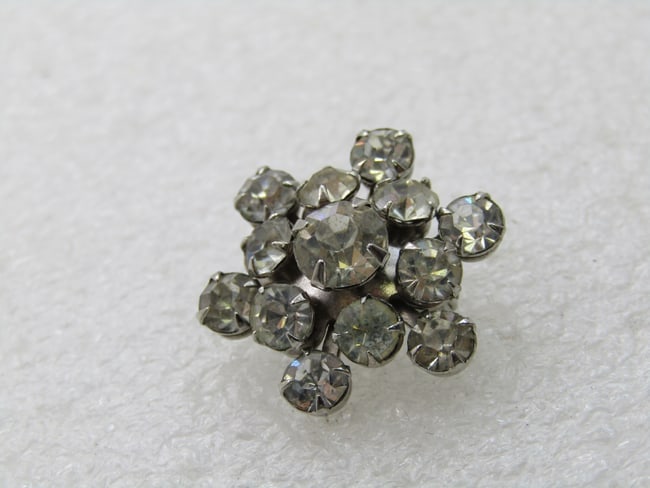 Vintage Rhinestone Blossom/Star Brooch, 7/8", Silver Tone, Mid-Century: DescriptionVintage Rhinestone Blossom/Star Brooch, 7/8", Silver Tone, Mid-Century . 4mm stones around the larger 6mm center stone that is slightly raised. All clear stones, no graying. Not signed by t