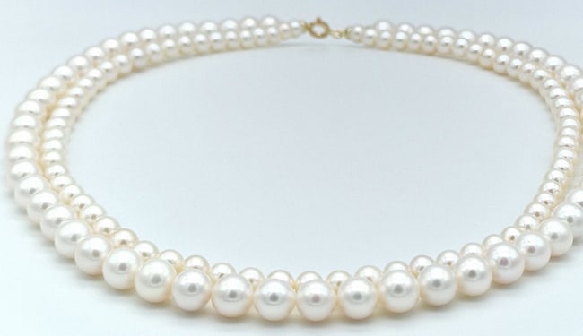2 strand akoya pearl necklace with 18 kt yellow gold clasp: Title:2 strand akoya pearl necklace with 18 kt yellow gold claspDescription:2 strand akoya pearl necklace with 18 kt yellow gold clasp white colour silver reflection 1 string of pearls from 7 to 7.5 m