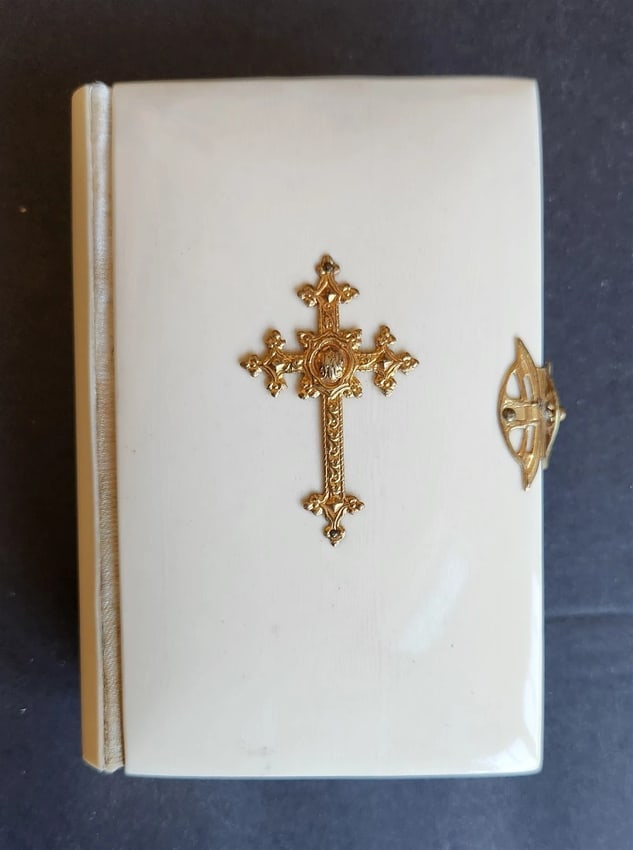1880s PRAYER BOOK in GERMAN antique FINE BINDING w/ APPLIED BRASS CROSS: Title: 1880s PRAYER BOOK in GERMAN antique FINE BINDING w/ APPLIED BRASS CROSSDescription: BLUTHEN AUS DEM PARADIESE DER KIRCHE(Blossoms from the Paradise of the Church)by Dr. Johann SchneiderWinterbe