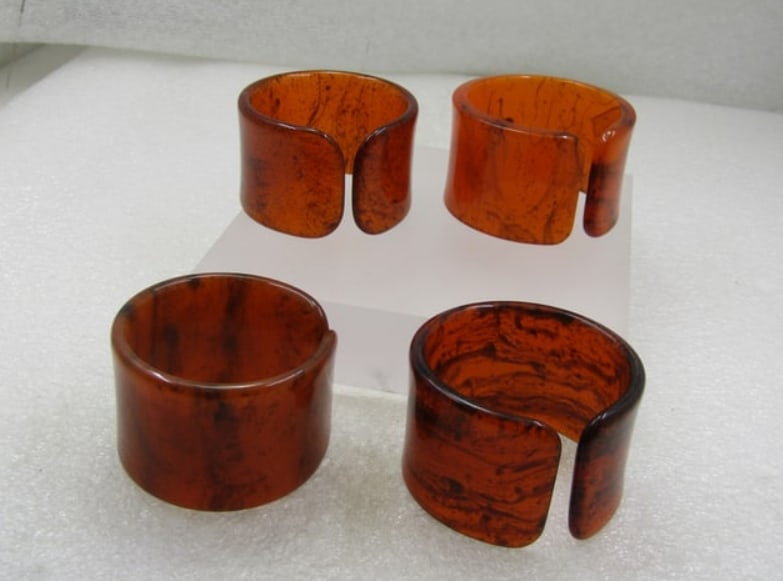 Vintage Faux Tortoiseshell Napkin Rings, Set of 4, 1.25" wide: DescriptionTitle: Vintage Faux Tortoiseshell Napkin Rings, Set of 4, 1.25" wideDescription: Vintage Faux Tortoiseshell Napkin Rings, Set of 4, 1.25" wide with an opening of appx. 1-5/8" with open area