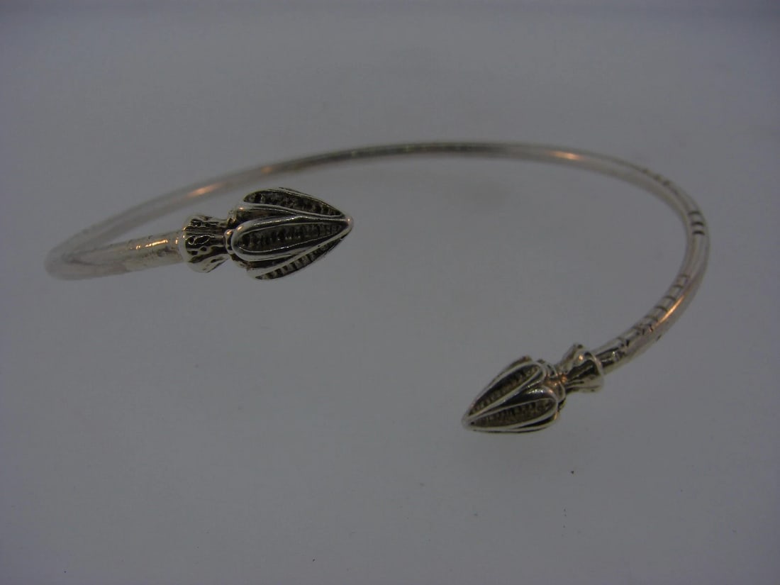 TRENDY Sterling Silver Arrow Bangle: Title: TRENDY Sterling Silver Arrow Bangle Description: Sterling Silver Bangle · Wonderful bangle that is a necessity in your collection. · The weight is 13.4 grams. · The length is 7.8