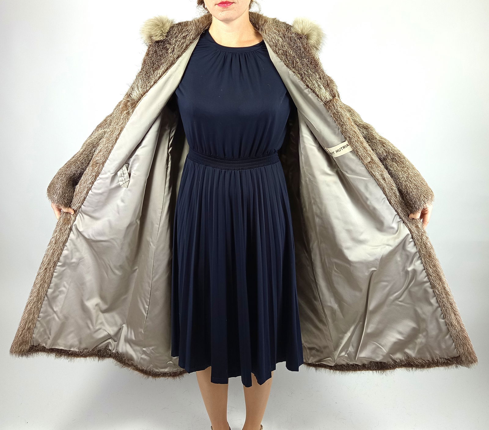 NUTRIA FUR COAT EU: XL ; US: 20 - 9