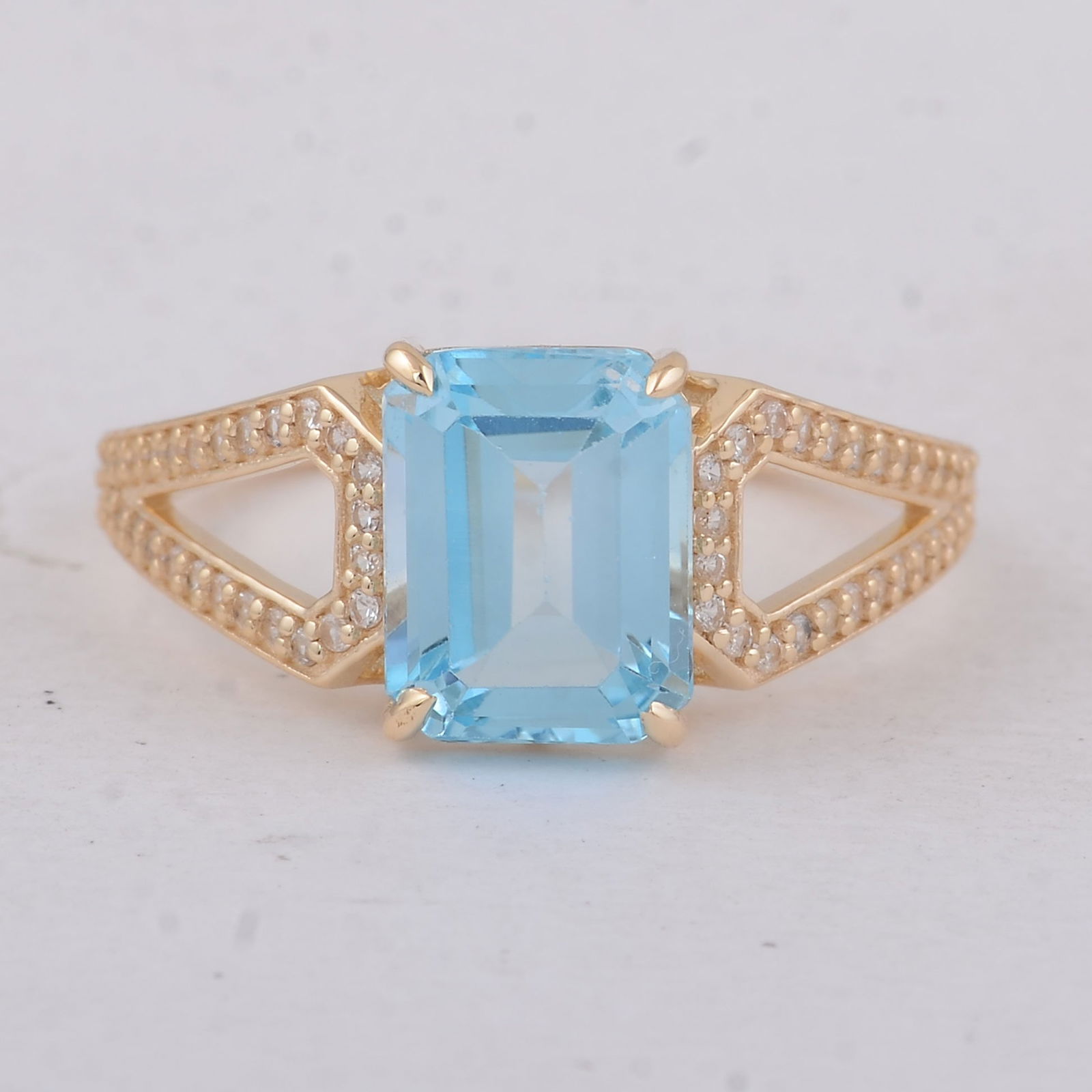 3.04 Ct Octagon Blue Topaz 9K Gold Ring: Title: 3.04 Ct Octagon Blue Topaz 9K Gold Ring Description: 3.04 Total Carat Blue Topaz 9K Gold Ring Specifications - Total Weight 2.48 g - Center Gemstone Blue Topaz - Gemstone Carat Weight 2.77 Cara