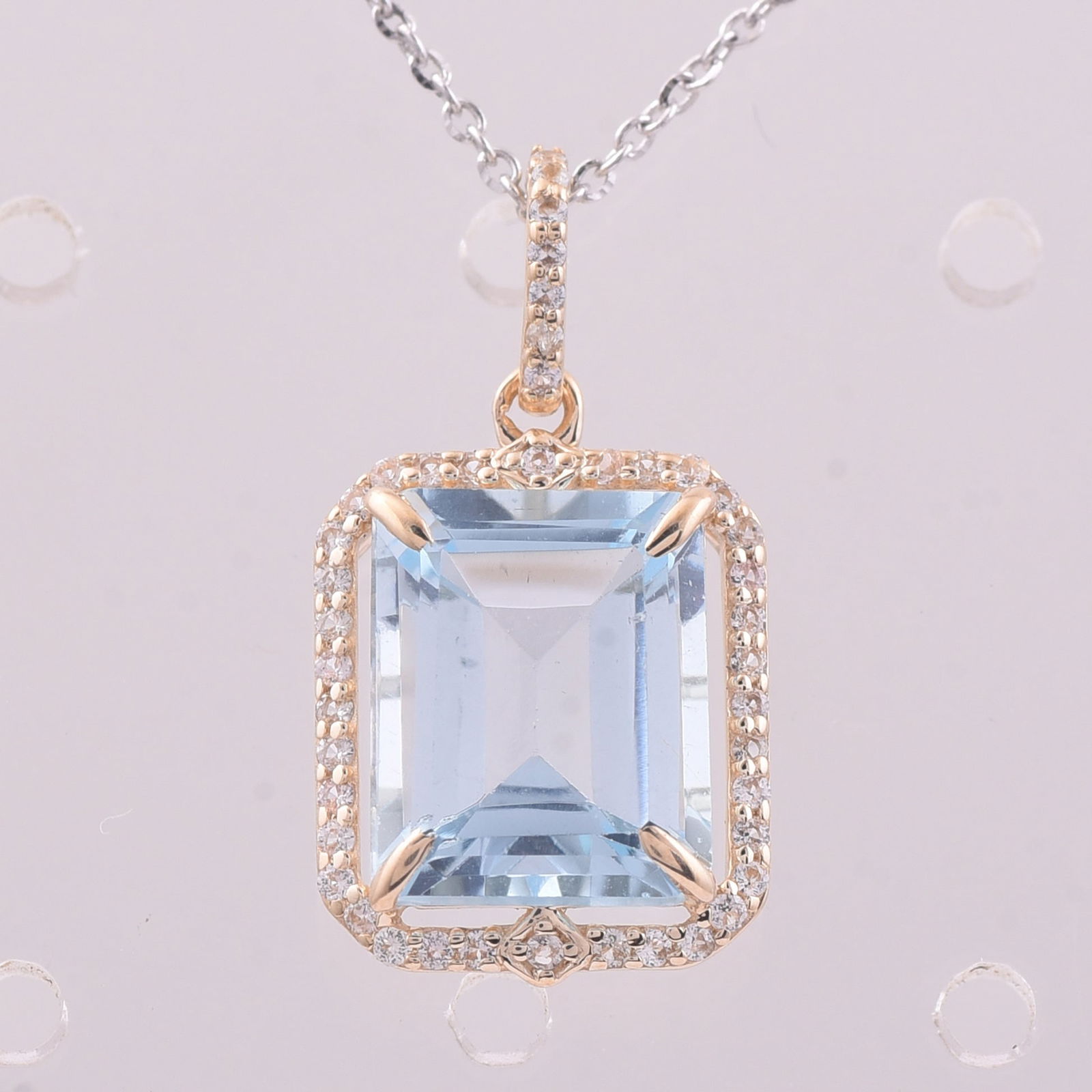 4.41 Ct Octagon Blue Topaz 9K Gold Pendant: Title: 4.41 Ct Octagon Blue Topaz 9K Gold Pendant Description: 4.41 Total Carat Blue Topaz 9K Gold Pendant Specifications - Total Weight 1.699 g - Center Gemstone Blue Topaz - Gemstone Carat Weight