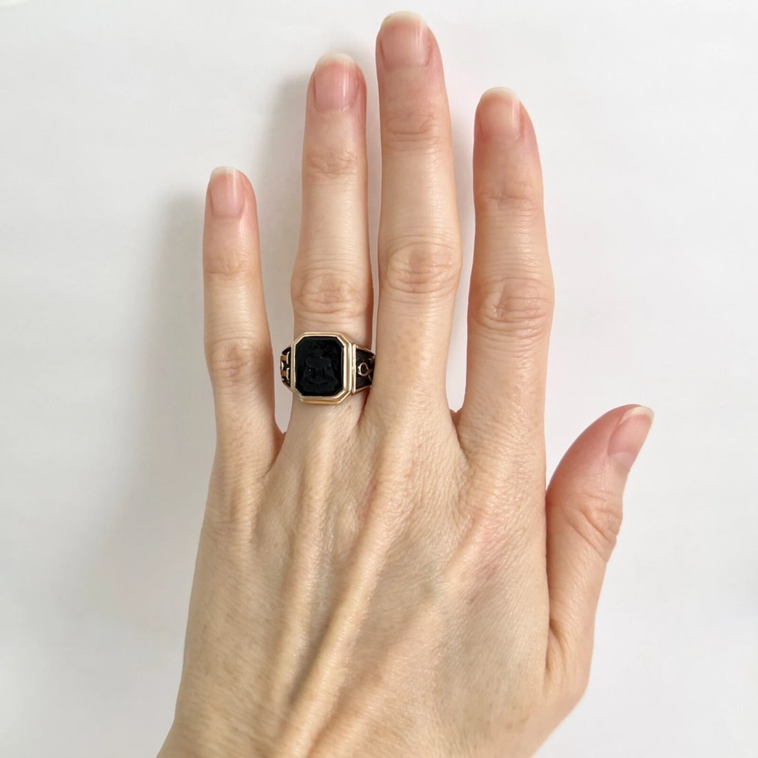 Vintage 1981 Ursuline School NY Black Onyx Class Ring 10K Yellow Gold, 7.32 Gram - 4