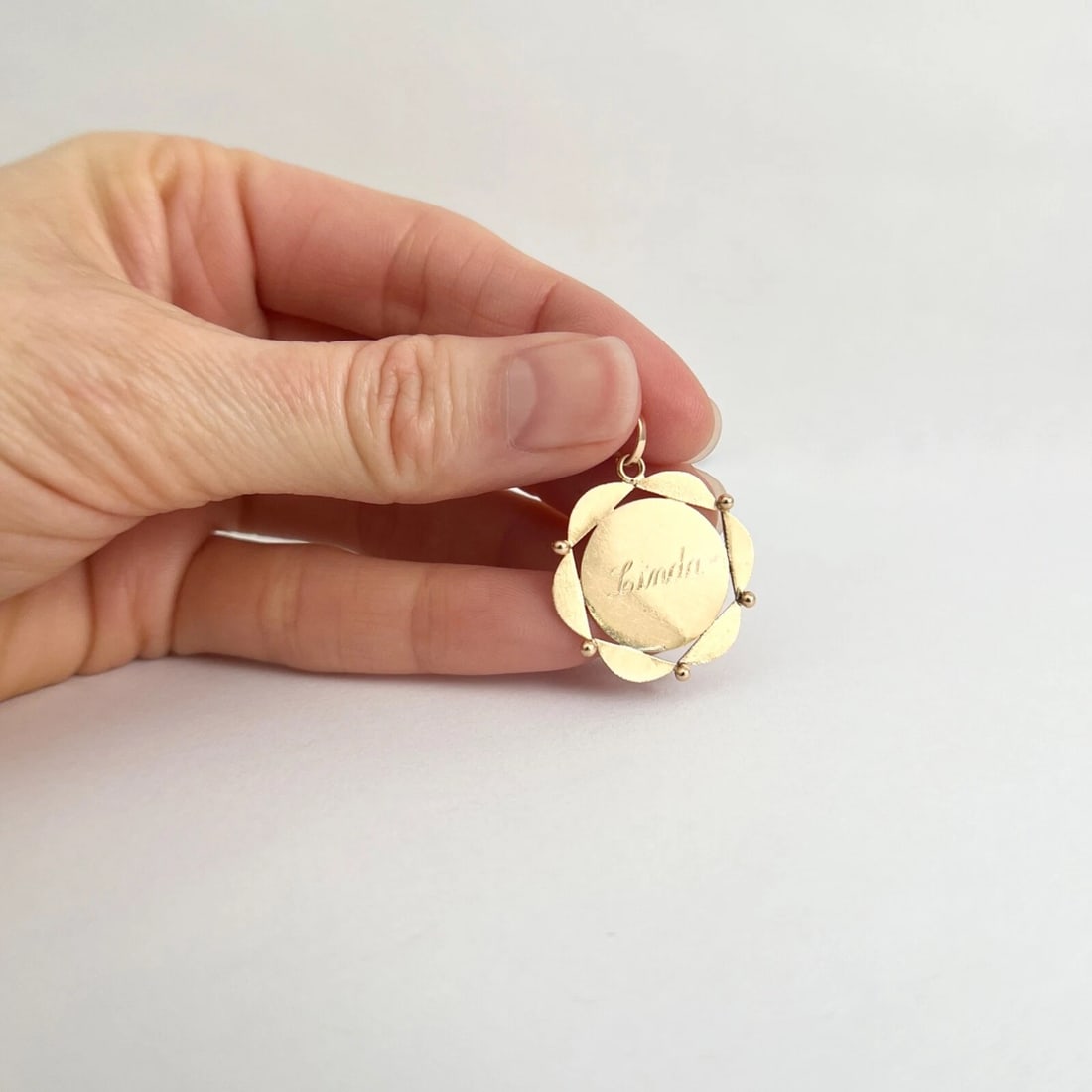 Vintage Linda Scalloped Name Disc Pendant Charm 18K Rose Gold, 2.39 Grams - 3