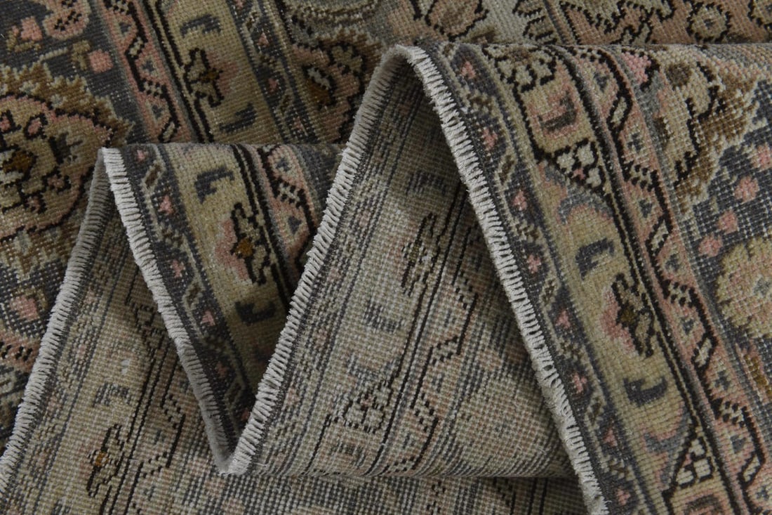 9'2x12'5 ft, HERIZ PERSIAN RUG, Minimalist Décor: Title: 9'2x12'5 ft, HERIZ PERSIAN RUG, Minimalist Décor Origin: Turkey Date/Period: 1960 - 1970 Materials: Wool and Cotton Size: Width: 9.2 feet; Length: 12.5 feet Description: This Turkish one-o