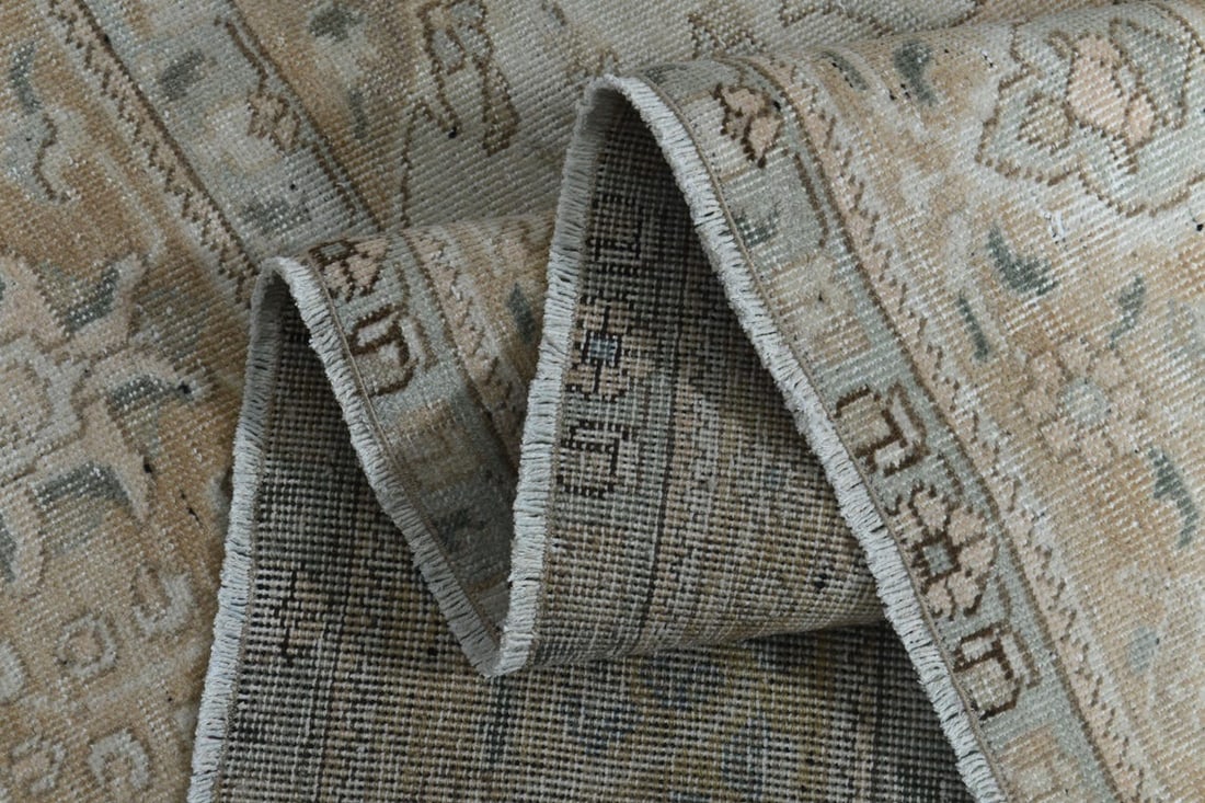 9'3x12'9 ft, OVERSIZED ORANGE BEIGE: Title: 9'3x12'9 ft, OVERSIZED ORANGE BEIGE Origin: Turkey Date/Period: 1960 - 1970 Materials: Wool and Cotton Size: Width: 9.3 feetLength: 12.9 feet Description: This Turkish one-of-a-kind Anatolian