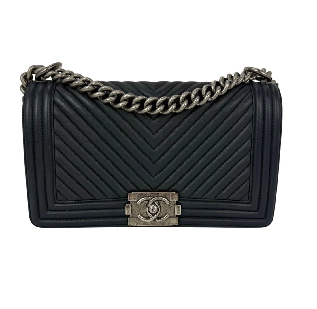 CHANEL Lambskin Chevron Quilted Medium Boy Flap Navy Blue Shoulder Bag: Title: CHANEL Lambskin Chevron Quilted Medium Boy Flap Navy Blue Shoulder Bag Description: Pre-Owned 100% Authentic CHANEL Lambskin Chevron Quilted Medium Boy Flap Dark Navy Blue Bag RATING: B...very
