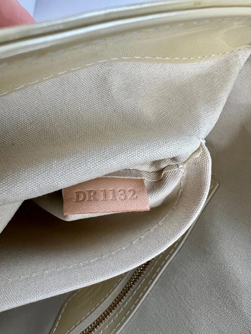 LOUIS VUITTON Monogram White Vernis Avalon MM Tote Hand Shoulder Bag - 15