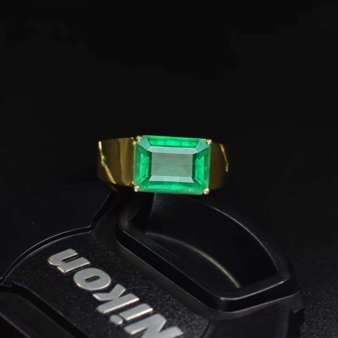 14K GOLD 4.58 CTW VIVID GREEN NATURAL EMERALD & TSAVORITE RING - 2