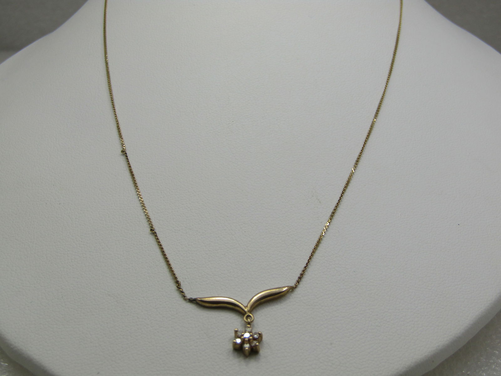 Vintage 14kt Petite Diamond Lavalier Necklace, 17.5", Signed A & Z, 1960's-1970's: Title:Vintage 14kt Petite Diamond Lavalier Necklace, 17.5", Signed A & Z, 1960's-1970'sDescription:Vintage 14kt Petite Diamond Lavalier Necklace, 17.5", Signed A & Z. This has a 1" curved V drop at