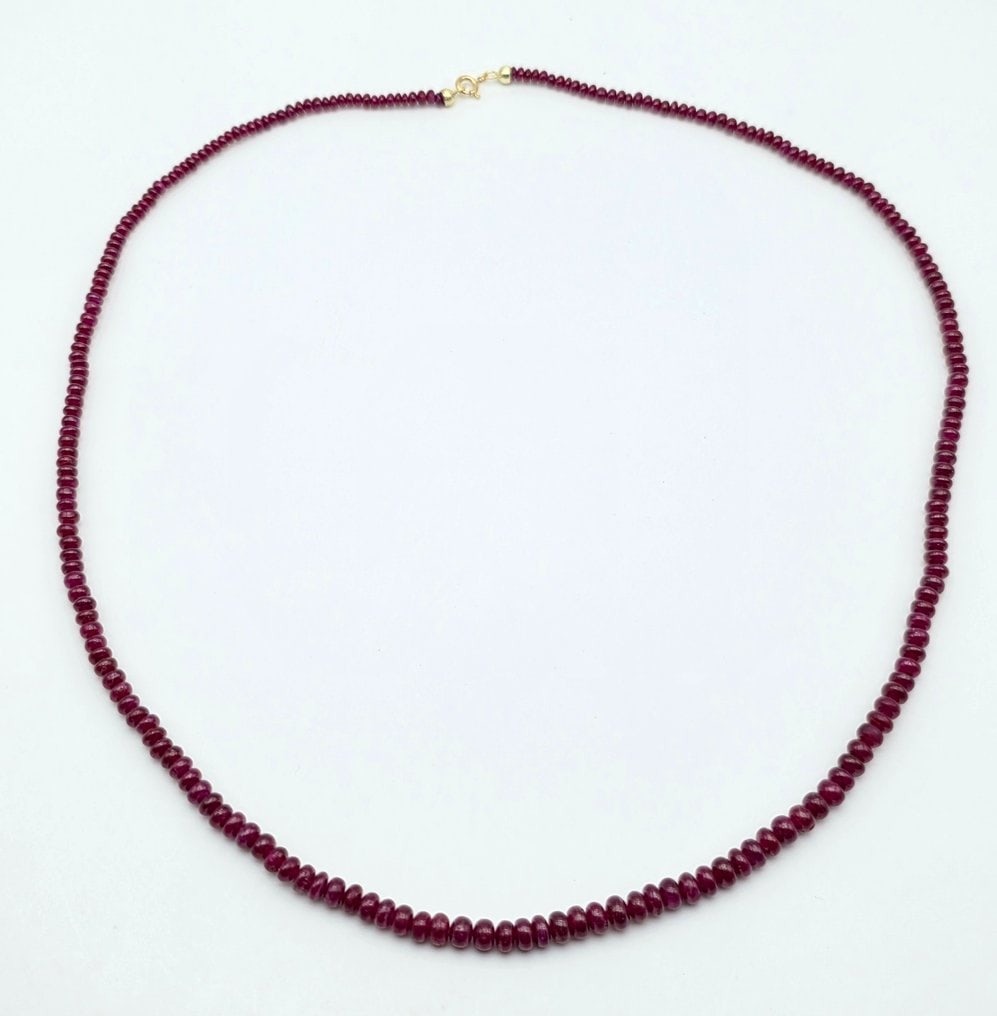 Natural ruby ??necklace with 18kt (750) yellow gold clasp: Title:Natural ruby ??necklace with 18kt (750) yellow gold clasp Description:2-strand Misu coral necklace, 5 to 10 mm, with 925 silver clasp This refined two-strand necklace represents one of the fines