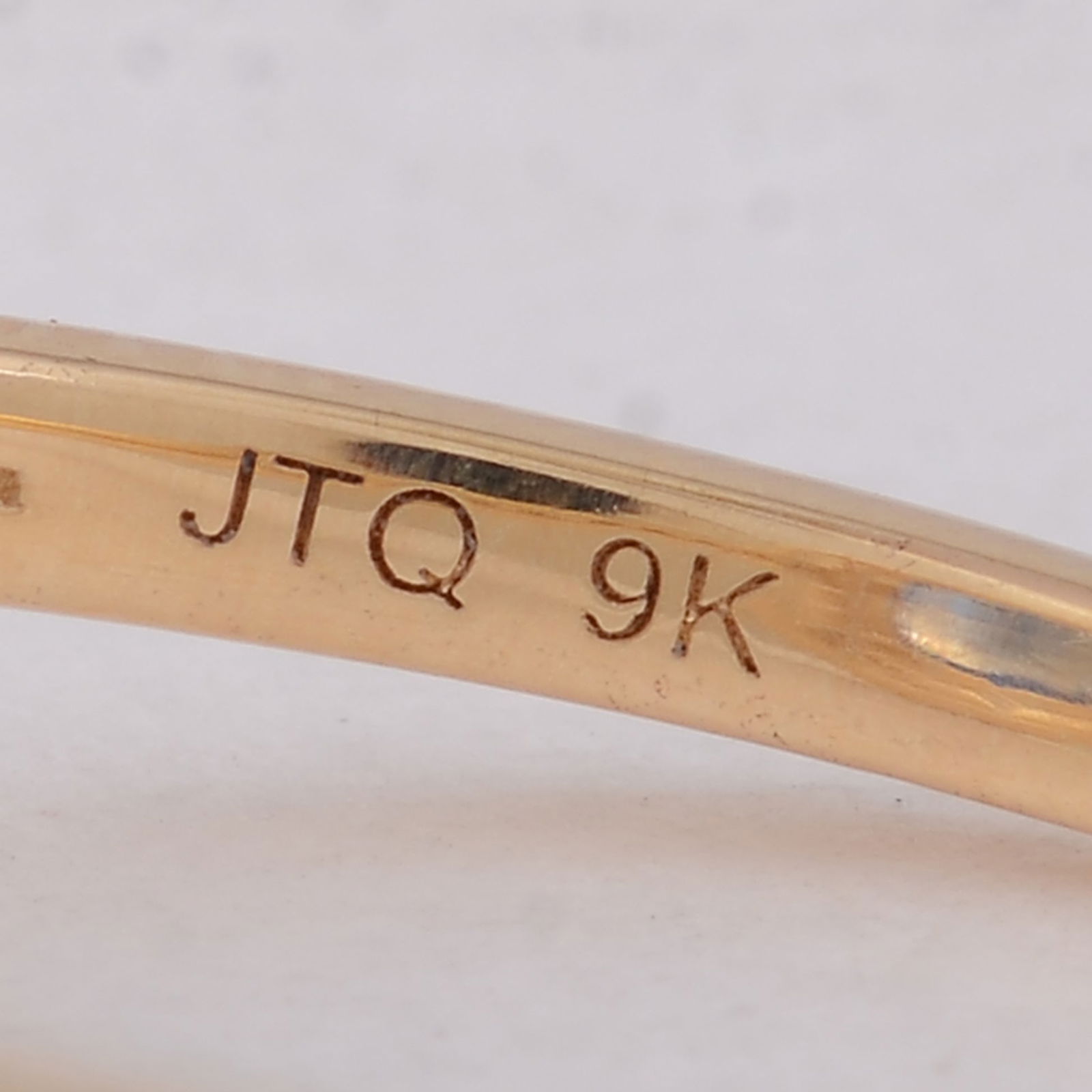 2.00 Ct Cushion Sapphire 9K Gold Ring - 5