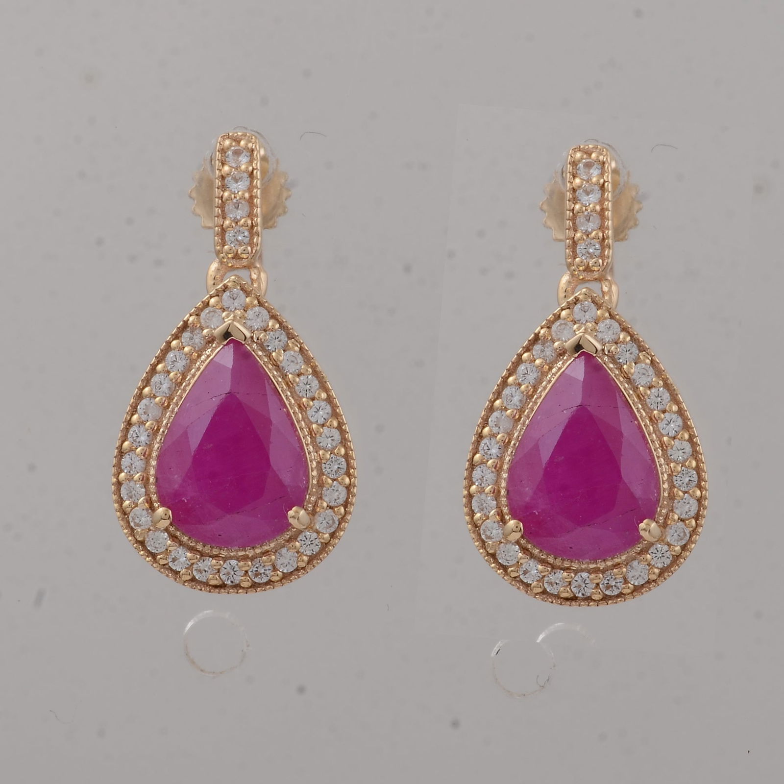2.57 Ct Pear Ruby 9K Gold Earrings: Title:2.57 Ct Pear Ruby 9K Gold EarringsDescription:2.57 Total Carat Ruby 9K Gold Earrings Specifications - Total Weight 2.246 g - Center Gemstone Ruby - Gemstone Carat Weight 2.34 Carats - Gemstone