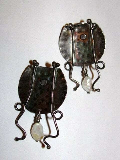 Hammered Disc Figural Modernist Fresh Water Pearl Dangle Earrings - 2