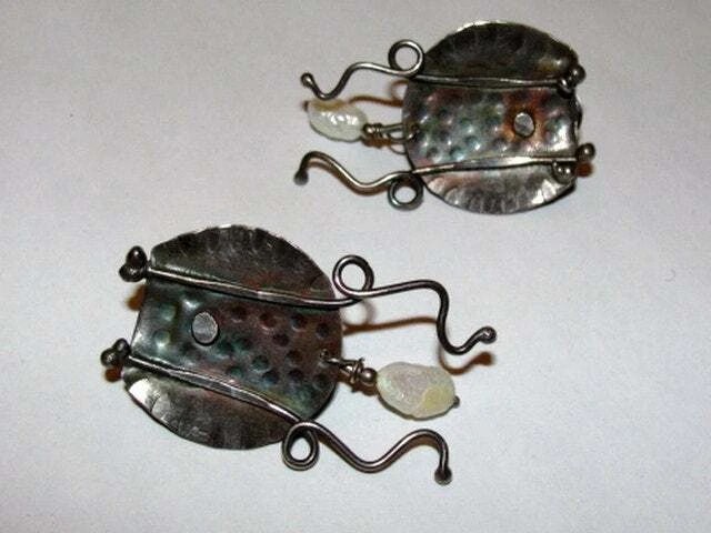 Hammered Disc Figural Modernist Fresh Water Pearl Dangle Earrings - 3