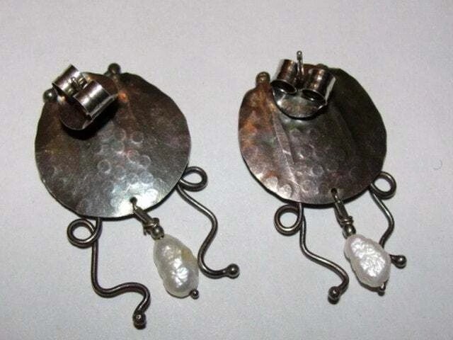 Hammered Disc Figural Modernist Fresh Water Pearl Dangle Earrings - 4