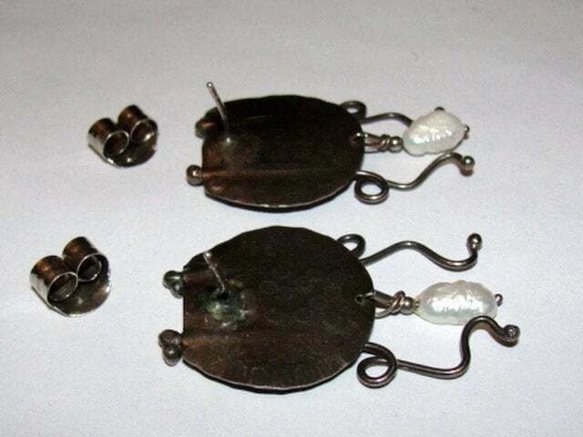 Hammered Disc Figural Modernist Fresh Water Pearl Dangle Earrings - 6