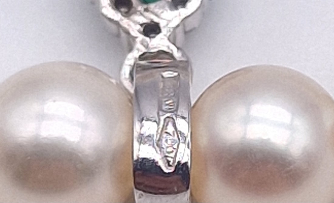 Akoya pearl necklace with 18kt white gold pendant with diamonds and emeralds - 3