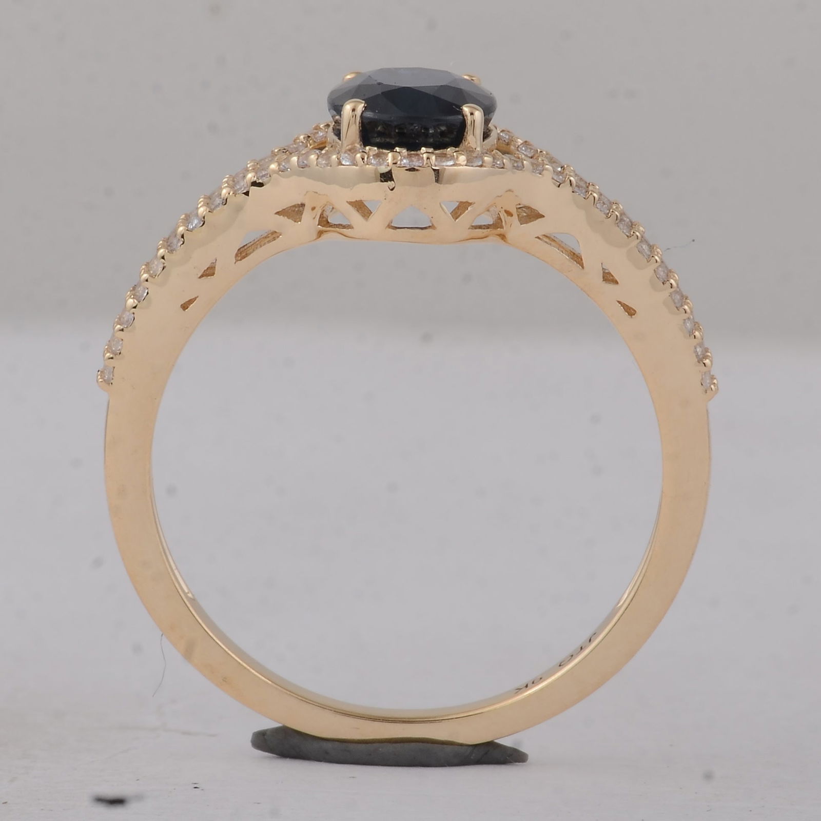 1.74 Ct Oval Sapphire 9K Gold Ring - 4