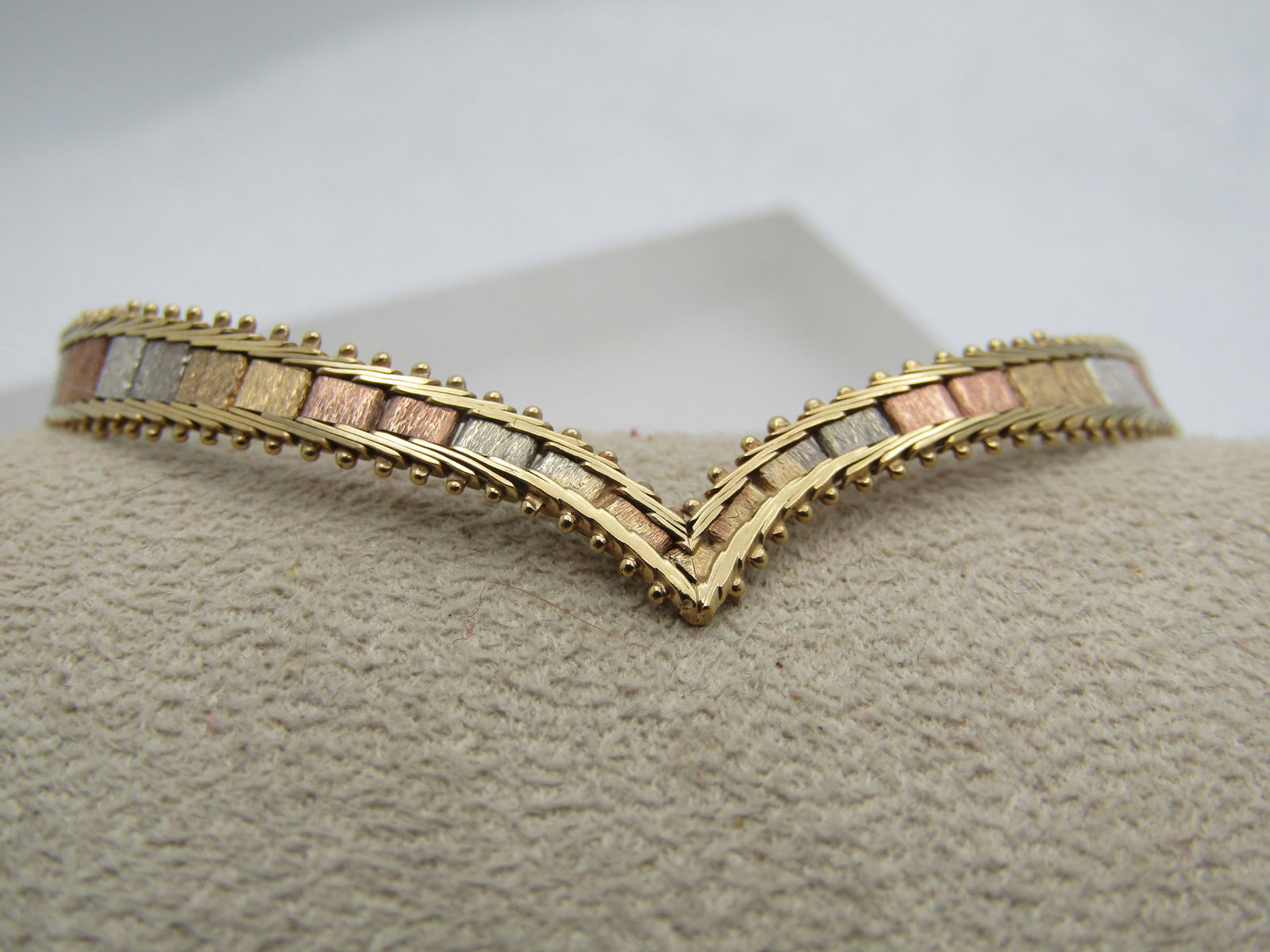 9kt Gold Tri-Color Pointed Inlaid Bracelet, Signed G*O 7", - 2